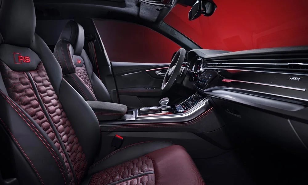 Фото Audi RS Q8 (2024) — интерьер, фото 2. Общий план салона: архитектура панели, консоль и кресла. Светлая гамма зрительно расширяет салон, тёмная — практичнее в уходе Audi RS Q8 (2024) — интерьер, фото 2
