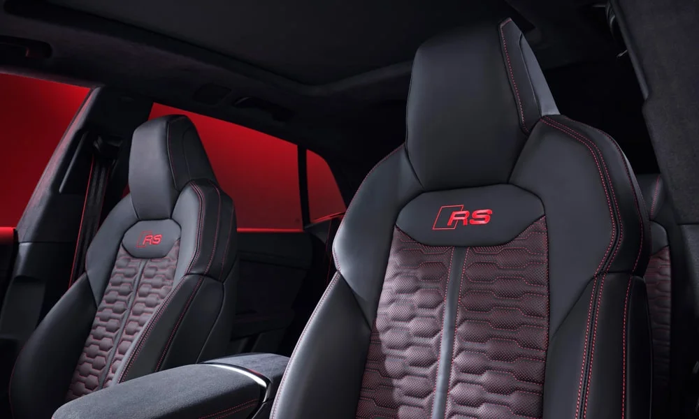 Фото Audi RS Q8 (2024) — интерьер, фото 3. Общий план салона: архитектура панели, консоль и кресла. Светлая гамма зрительно расширяет салон, тёмная — практичнее в уходе Audi RS Q8 (2024) — интерьер, фото 3