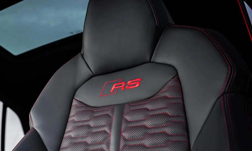 Фото Audi RS Q8 (2024) — интерьер, фото 4. Общий план салона: архитектура панели, консоль и кресла Audi RS Q8 (2024) — интерьер, фото 4
