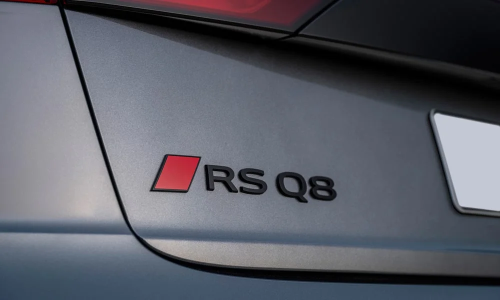Фото Audi RS Q8 (2024) — интерьер, фото 5. Общий план салона: архитектура панели, консоль и кресла Audi RS Q8 (2024) — интерьер, фото 5