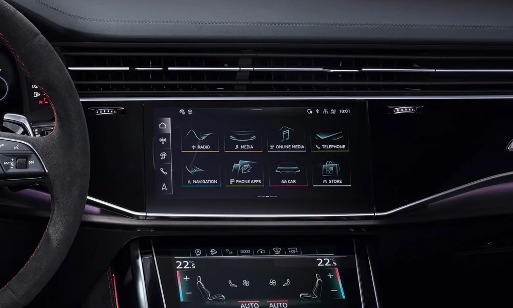 Фото Audi RS Q8 (2024) — экран мультимедиа. Интерфейс медиасистемы крупным планом. Климат и обогревы часто управляются с этого экрана — привыкание занимает пару дней Audi RS Q8 (2024) — экран мультимедиа