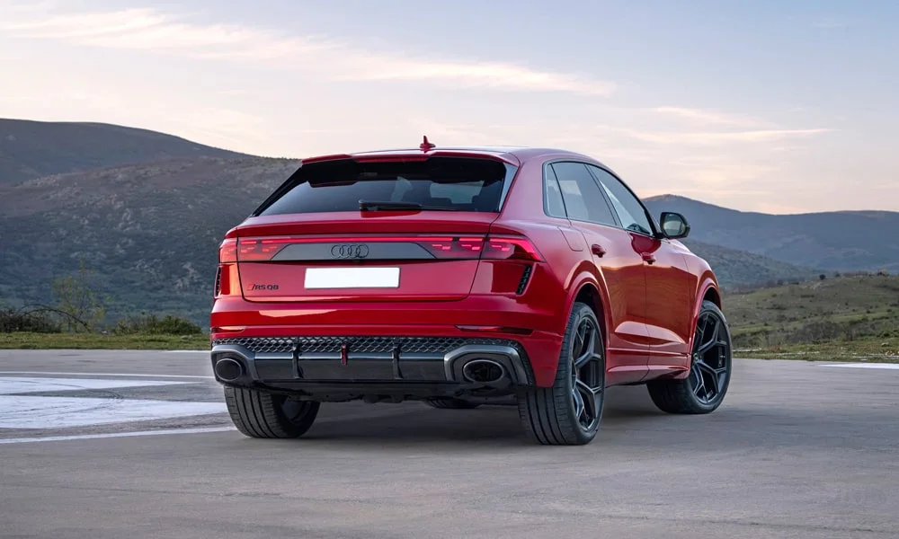 Фото Audi RS Q8 (2024) — вид сзади, фото 4. Графика фонарей, бампер и оформление пятой двери Audi RS Q8 (2024) — вид сзади, фото 4