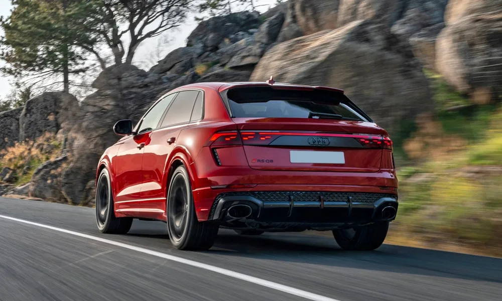 Фото Audi RS Q8 (2024) — вид сзади, фото 5. Графика фонарей, бампер и оформление пятой двери. Насадки выхлопа или их имитация внизу бампера различают версии Audi RS Q8 (2024) — вид сзади, фото 5