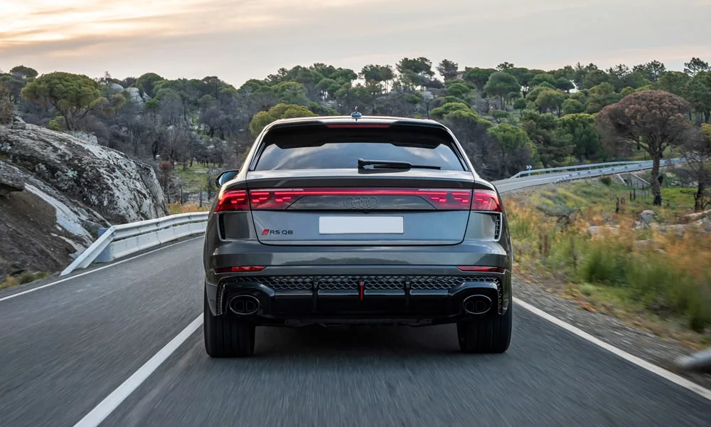 Фото Audi RS Q8 (2024) — вид сзади, фото 6. Графика фонарей, бампер и оформление пятой двери Audi RS Q8 (2024) — вид сзади, фото 6