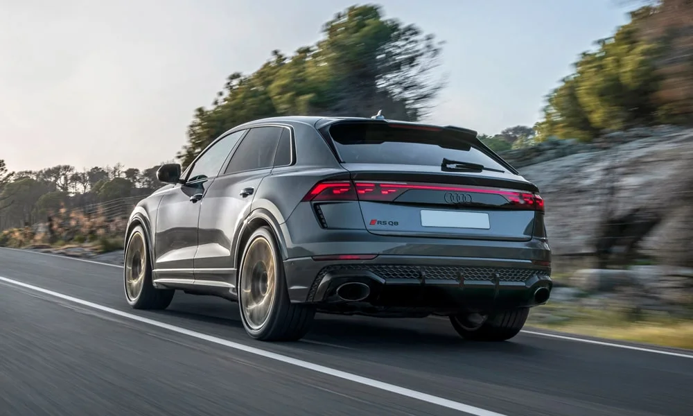 Фото Audi RS Q8 (2024) — вид сзади, фото 7. Графика фонарей, бампер и оформление пятой двери. Насадки выхлопа или их имитация внизу бампера различают версии Audi RS Q8 (2024) — вид сзади, фото 7