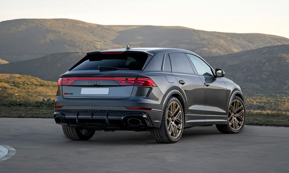 Фото Audi RS Q8 (2024) — вид сзади, фото 8. Линия крыши, стойки и задняя дверь в сером исполнении Audi RS Q8 (2024) — вид сзади, фото 8