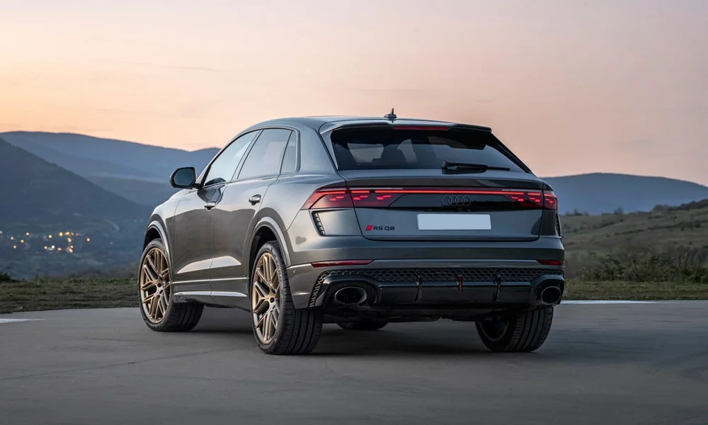 Фото Audi RS Q8 (2024) — вид сзади, фото 9. Графика фонарей, бампер и оформление пятой двери Audi RS Q8 (2024) — вид сзади, фото 9
