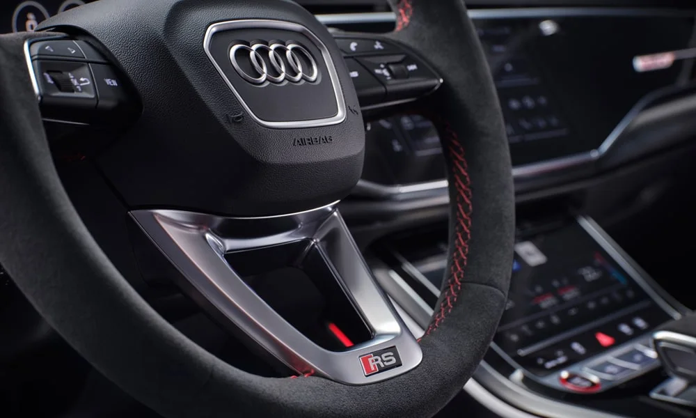 Фото Audi RS Q8 (2024) — руль. Обшивка обода и компоновка спиц крупным планом. Обогрев обода — опция, которую оценят зимой Audi RS Q8 (2024) — руль