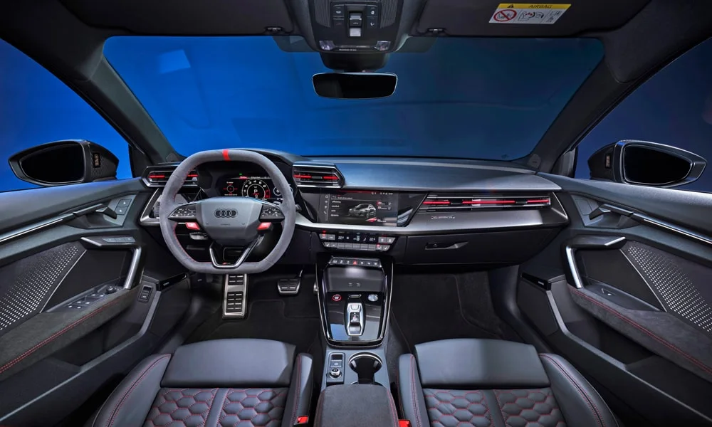 Фото Audi RS3 (2022) — передняя панель. Компоновка экранов, дефлекторов и консоли. Мягкие материалы верхнего яруса и вставки задают уровень интерьера Audi RS3 (2022) — передняя панель