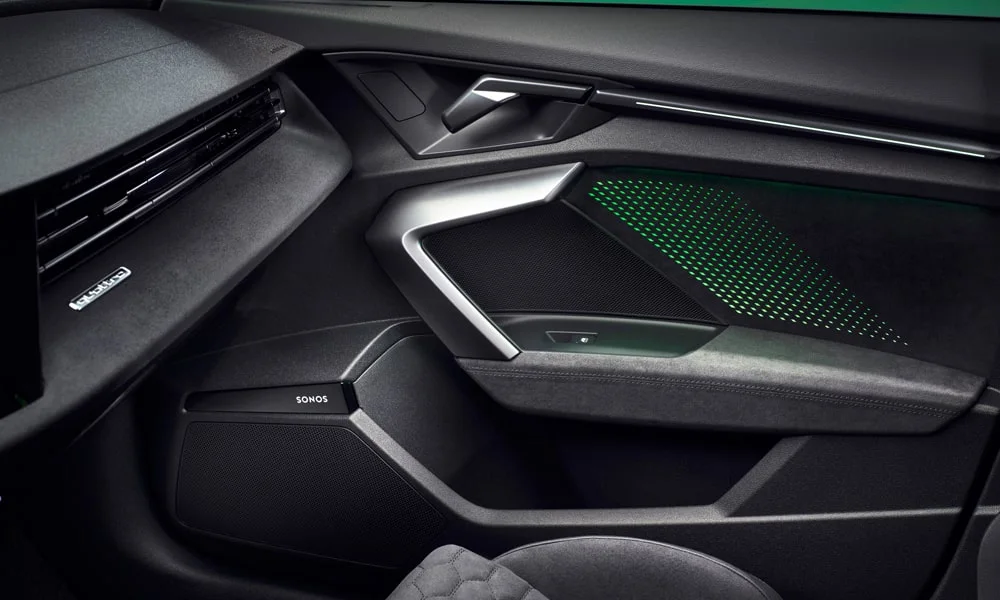 Фото Audi RS3 (2022) — дверная карта. Подлокотник, динамик и блок стеклоподъёмников. Мягкая вставка в зоне локтя — то, что чувствуешь каждый день Audi RS3 (2022) — дверная карта