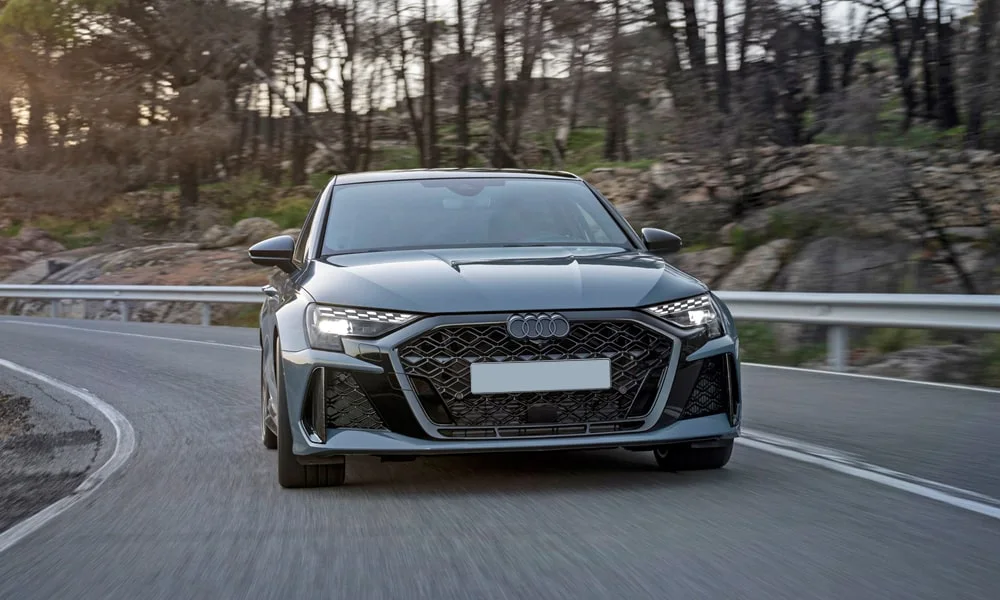 Фото Audi RS3 (2022) — вид спереди, фото 6. Кузов в сером цвете: рисунок оптики и решётки задаёт узнаваемое «лицо» модели Audi RS3 (2022) — вид спереди, фото 6