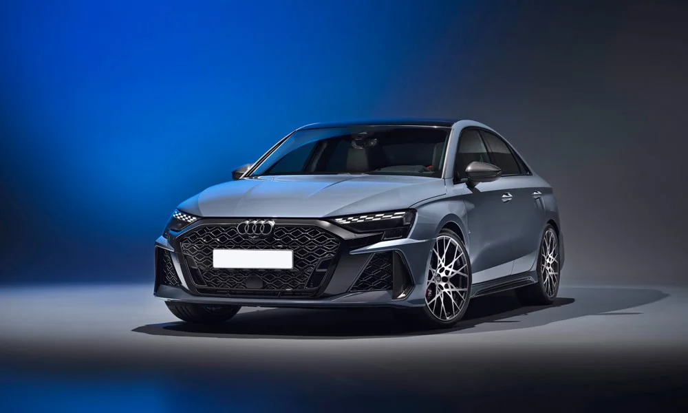 Фото Audi RS3 (2022) — вид спереди, фото 9. Анфас: пропорции капота, посадка кузова и графика ходовых огней. Дневные ходовые огни включаются автоматически с запуском Audi RS3 (2022) — вид спереди, фото 9