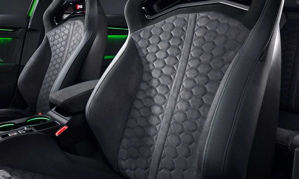 Фото Audi RS3 (2022) — передние сиденья. Профиль кресел: боковая поддержка и подголовники Audi RS3 (2022) — передние сиденья