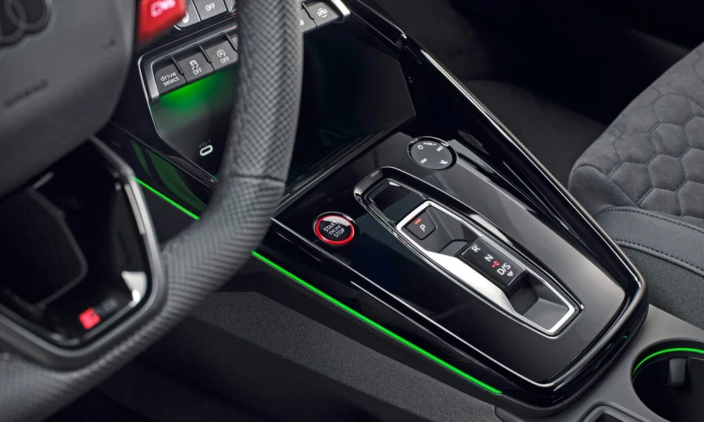 Фото Audi RS3 (2022) — селектор коробки передач. Управление коробкой: компактный селектор освобождает место на тоннеле Audi RS3 (2022) — селектор коробки передач