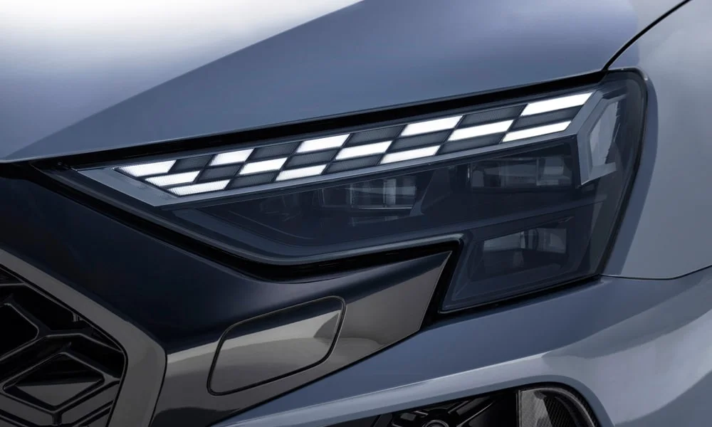 Фото Audi RS3 (2022) — решётка радиатора, фото 2. Фирменный рисунок облицовки — визитная карточка марки. За решёткой у многих комплектаций стоит радар адаптивного круиз-контроля Audi RS3 (2022) — решётка радиатора, фото 2