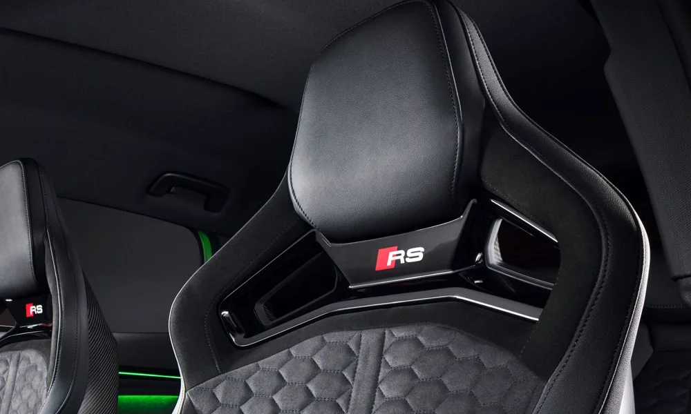 Фото Audi RS3 (2022) — интерьер, фото 2. Общий план салона: архитектура панели, консоль и кресла. Светлая гамма зрительно расширяет салон, тёмная — практичнее в уходе Audi RS3 (2022) — интерьер, фото 2