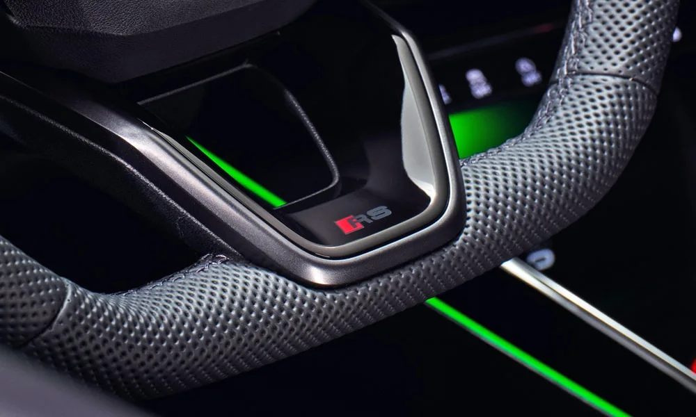 Фото Audi RS3 (2022) — интерьер, фото 3. Общий план салона: архитектура панели, консоль и кресла. Уровень отделки читается по стыкам панелей и мягким поверхностям в зонах касания Audi RS3 (2022) — интерьер, фото 3