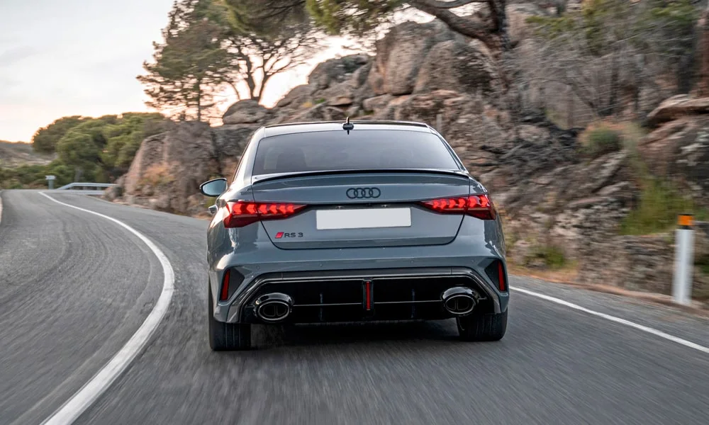 Фото Audi RS3 (2022) — вид сзади, фото 4. Серый кузов сзади — фонари и бампер определяют ночной образ модели Audi RS3 (2022) — вид сзади, фото 4