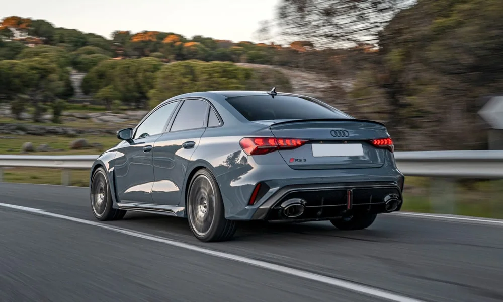 Фото Audi RS3 (2022) — вид сзади, фото 5. Графика фонарей, бампер и оформление пятой двери Audi RS3 (2022) — вид сзади, фото 5