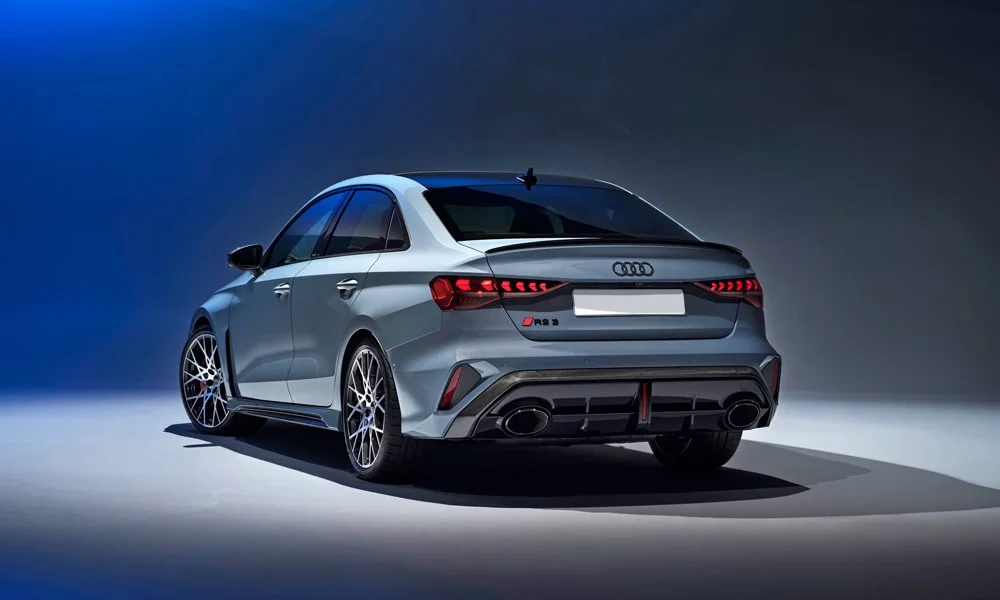 Фото Audi RS3 (2022) — вид сзади, фото 6. Серый кузов сзади — фонари и бампер определяют ночной образ модели Audi RS3 (2022) — вид сзади, фото 6