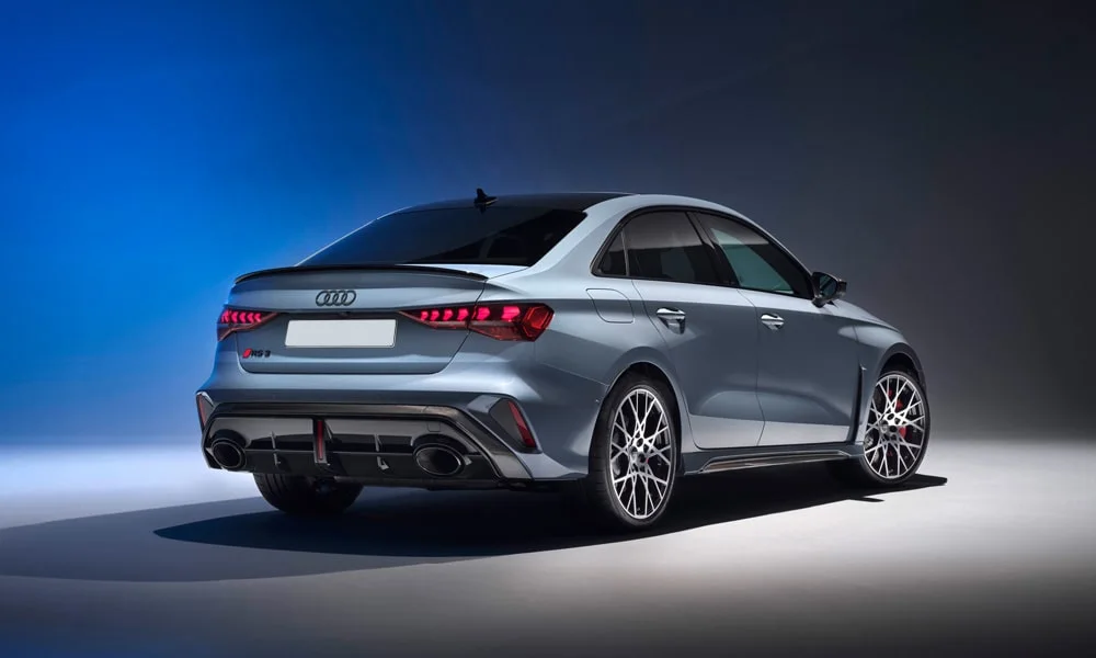 Фото Audi RS3 (2022) — вид сзади, фото 7. Корма в сером цвете: графика фонарей и пластика пятой двери. Насадки выхлопа или их имитация внизу бампера различают версии Audi RS3 (2022) — вид сзади, фото 7