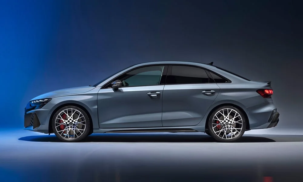 Фото Audi RS3 (2022) — вид сбоку, фото 2. Профиль в сером цвете: соотношение колёсной базы и свесов. Длинная база — простор второго ряда; короткие свесы упрощают парковку Audi RS3 (2022) — вид сбоку, фото 2