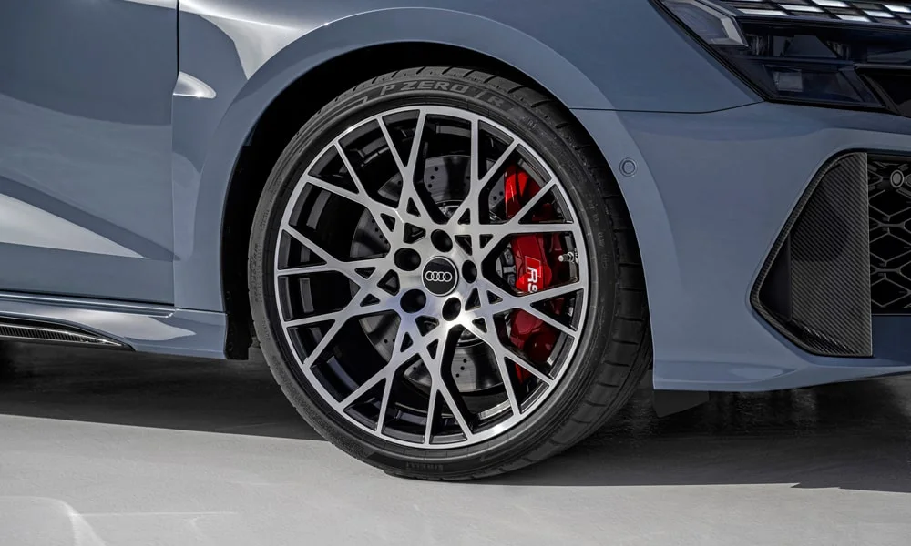 Фото Audi RS3 (2022) — колесо и диск. Дизайн спиц и профиль резины крупным планом Audi RS3 (2022) — колесо и диск