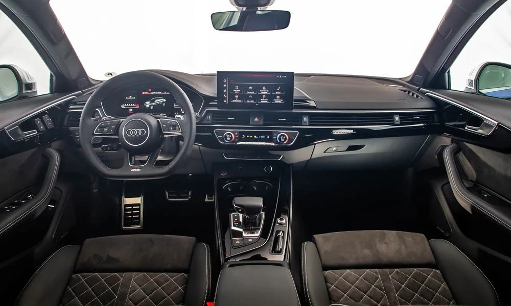 Фото Audi RS4 Avant — передняя панель. Архитектура передней панели: ярусы, вставки и консоль в тёмной гамме. Мягкие материалы верхнего яруса и вставки задают уровень интерьера Audi RS4 Avant — передняя панель
