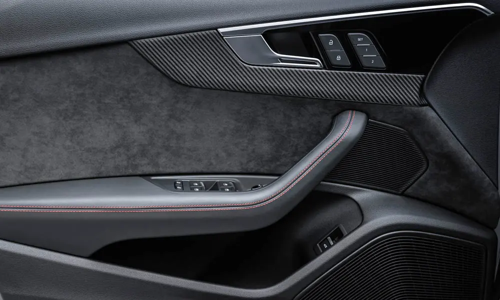 Фото Audi RS4 Avant — дверная карта. Подлокотник, динамик и блок стеклоподъёмников. Решётка динамика в двери — часть штатной акустики Audi RS4 Avant — дверная карта