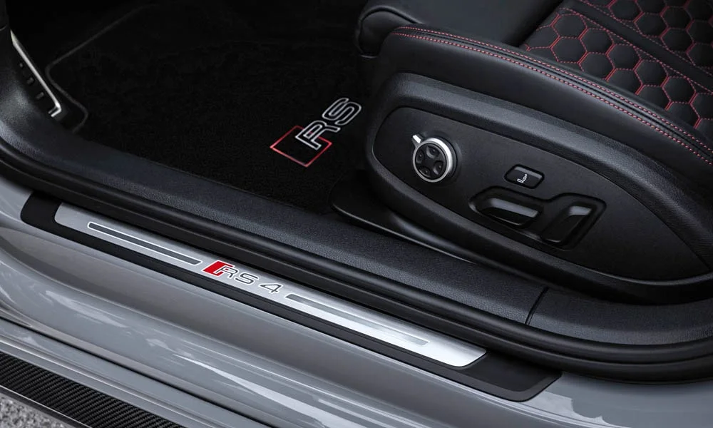 Фото Audi RS4 Avant — дверная карта, фото 2. Подлокотник, динамик и блок стеклоподъёмников. Решётка динамика в двери — часть штатной акустики Audi RS4 Avant — дверная карта, фото 2