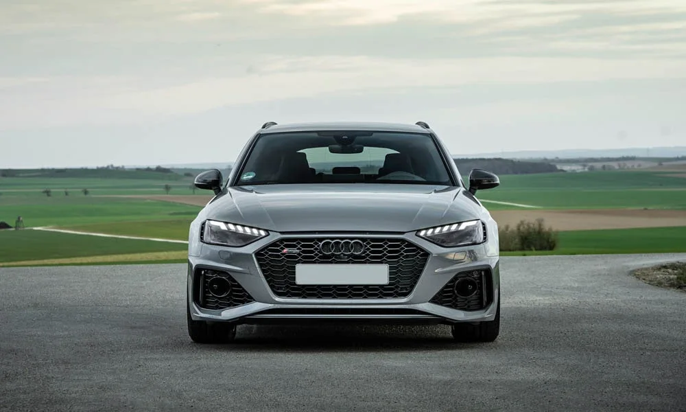Фото Audi RS4 Avant — вид спереди, фото 3. Оптика, решётка и бампер — первое впечатление о модели. Рисунок ходовых огней — подпись модели, по нему её узнают в потоке Audi RS4 Avant — вид спереди, фото 3