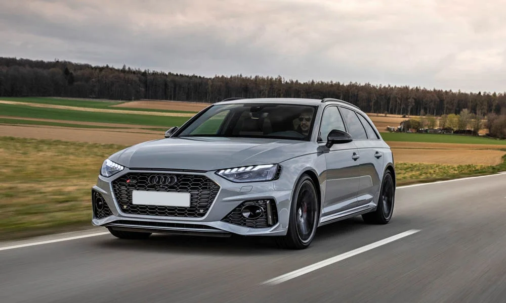 Фото Audi RS4 Avant — вид спереди, фото 4. Анфас: пропорции капота, посадка кузова и графика ходовых огней. Дневные ходовые огни включаются автоматически с запуском Audi RS4 Avant — вид спереди, фото 4