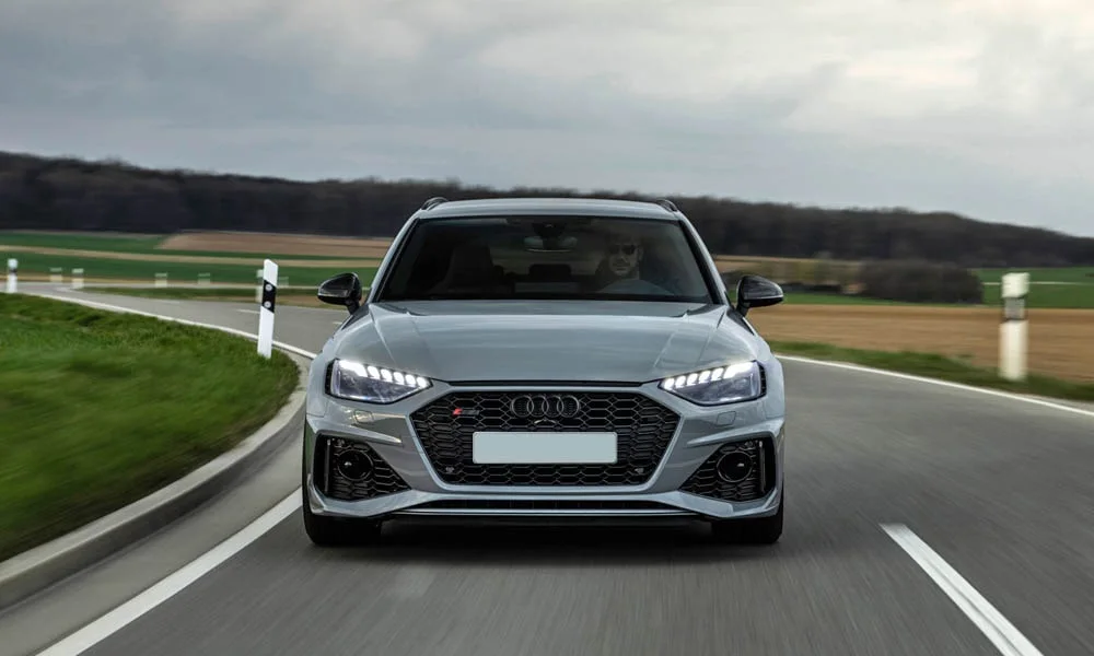 Фото Audi RS4 Avant — вид спереди, фото 5. Анфас: пропорции капота, посадка кузова и графика ходовых огней. Дневные ходовые огни включаются автоматически с запуском Audi RS4 Avant — вид спереди, фото 5