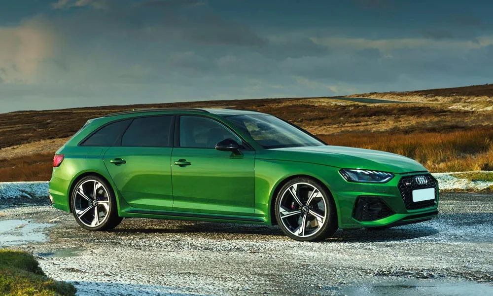Фото Audi RS4 Avant — вид спереди, фото 6. Передок в зелёном исполнении — крупная светотехника и выразительный бампер. Дневные ходовые огни включаются автоматически с запуском Audi RS4 Avant — вид спереди, фото 6