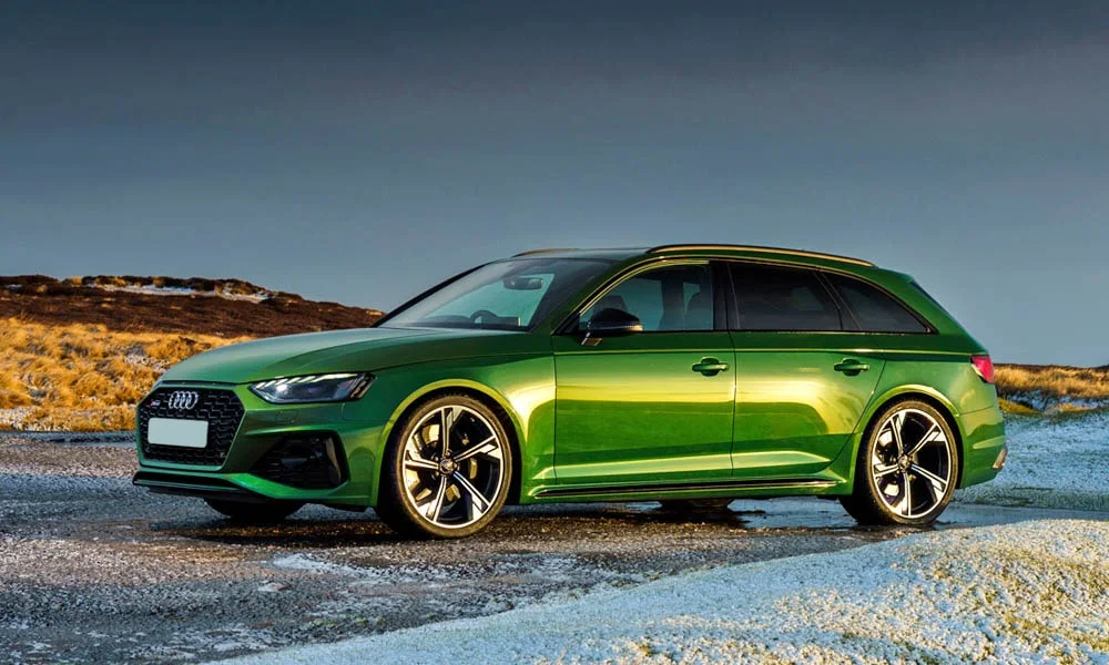 Фото Audi RS4 Avant — вид спереди, фото 7. Передок в зелёном исполнении — крупная светотехника и выразительный бампер Audi RS4 Avant — вид спереди, фото 7