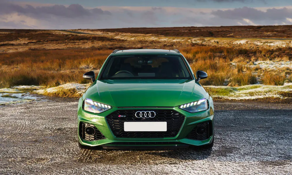 Фото Audi RS4 Avant — вид спереди, фото 8. Анфас: пропорции капота, посадка кузова и графика ходовых огней. Дневные ходовые огни включаются автоматически с запуском Audi RS4 Avant — вид спереди, фото 8