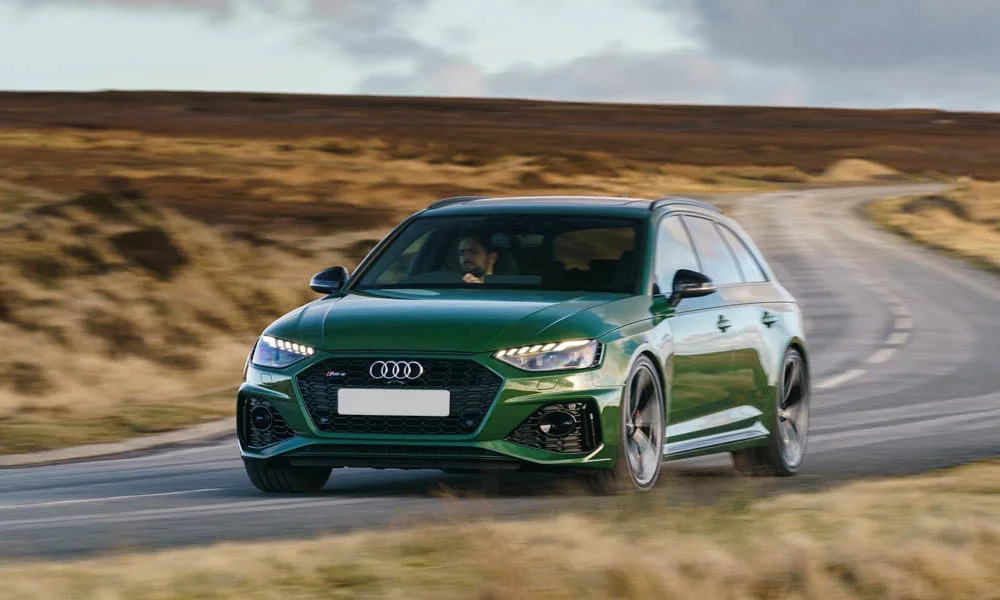 Фото Audi RS4 Avant — вид спереди, фото 9. Зелёный кузов, строгая симметрия оптики — базовый ракурс знакомства с дизайном. Дневные ходовые огни включаются автоматически с запуском Audi RS4 Avant — вид спереди, фото 9