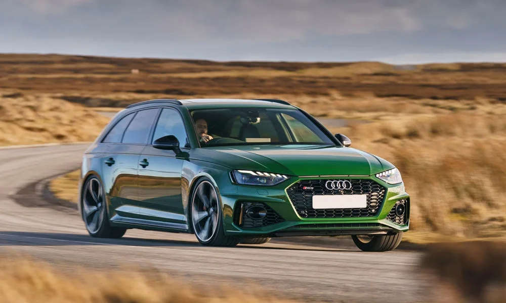 Фото Audi RS4 Avant — вид спереди, фото 10. Передок в зелёном исполнении — крупная светотехника и выразительный бампер. Рисунок ходовых огней — подпись модели, по нему её узнают в потоке Audi RS4 Avant — вид спереди, фото 10