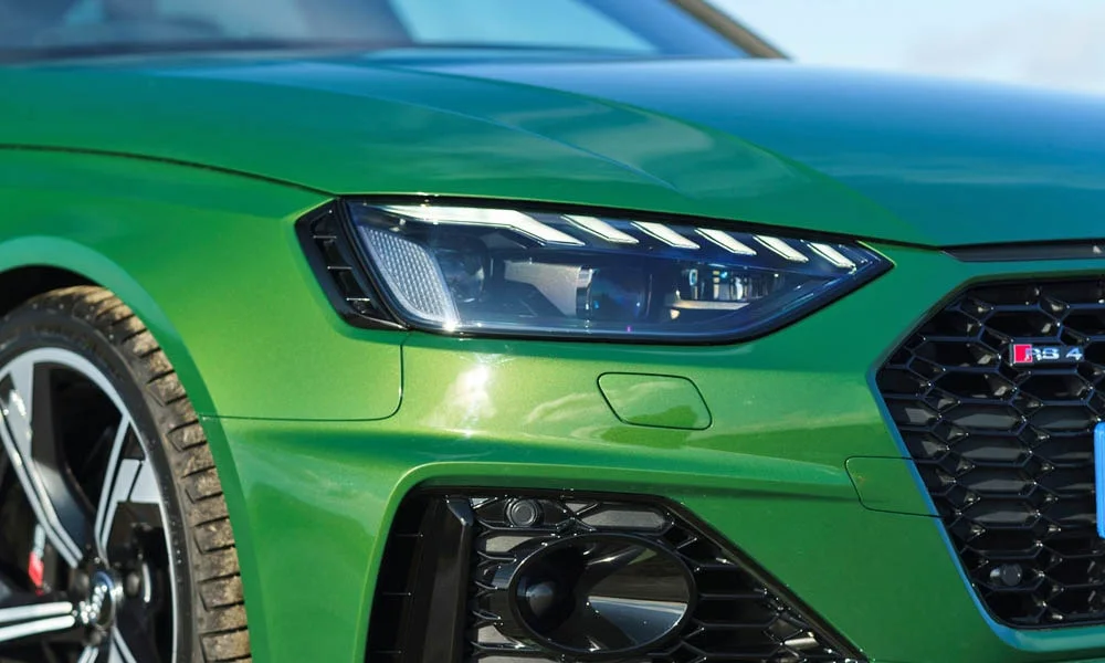 Фото Audi RS4 Avant — вид спереди, фото 11. Анфас: пропорции капота, посадка кузова и графика ходовых огней. Рисунок ходовых огней — подпись модели, по нему её узнают в потоке Audi RS4 Avant — вид спереди, фото 11