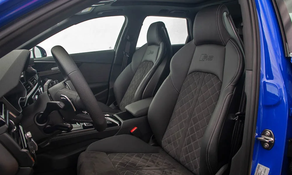 Фото Audi RS4 Avant — передние сиденья. Профиль кресел: боковая поддержка и подголовники Audi RS4 Avant — передние сиденья