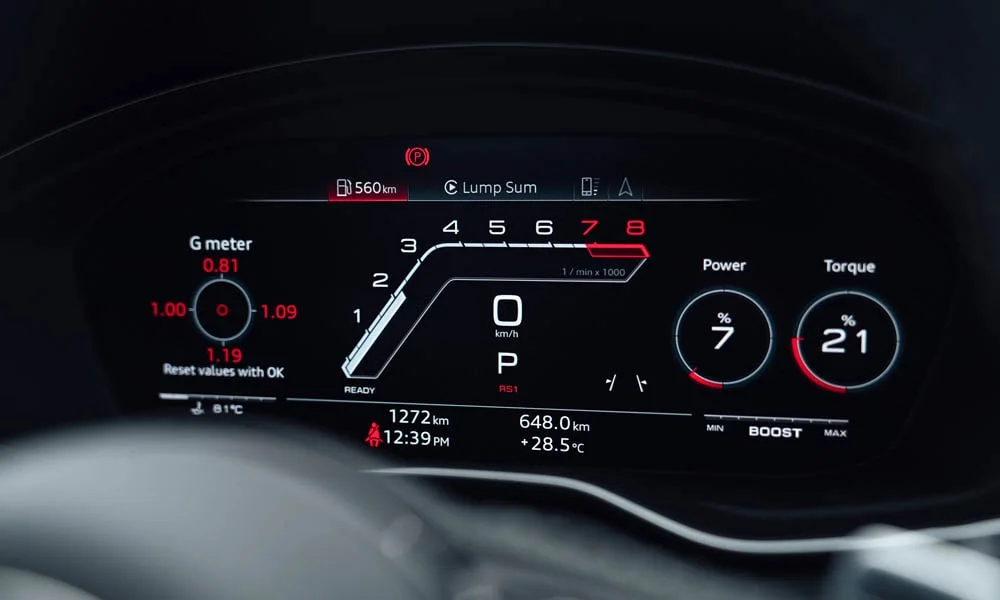 Фото Audi RS4 Avant — приборная панель. Экран приборов за рулём — вся ходовая информация перед глазами. Запас хода и расход выводятся крупно — главные цифры ежедневных поездок Audi RS4 Avant — приборная панель