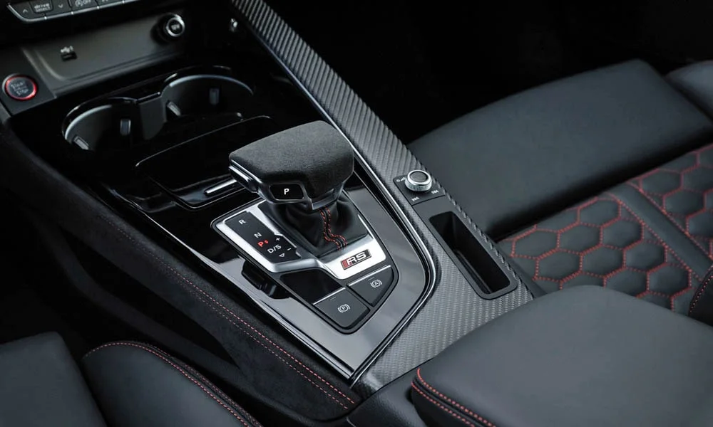 Фото Audi RS4 Avant — селектор коробки передач. Управление коробкой: компактный селектор освобождает место на тоннеле Audi RS4 Avant — селектор коробки передач