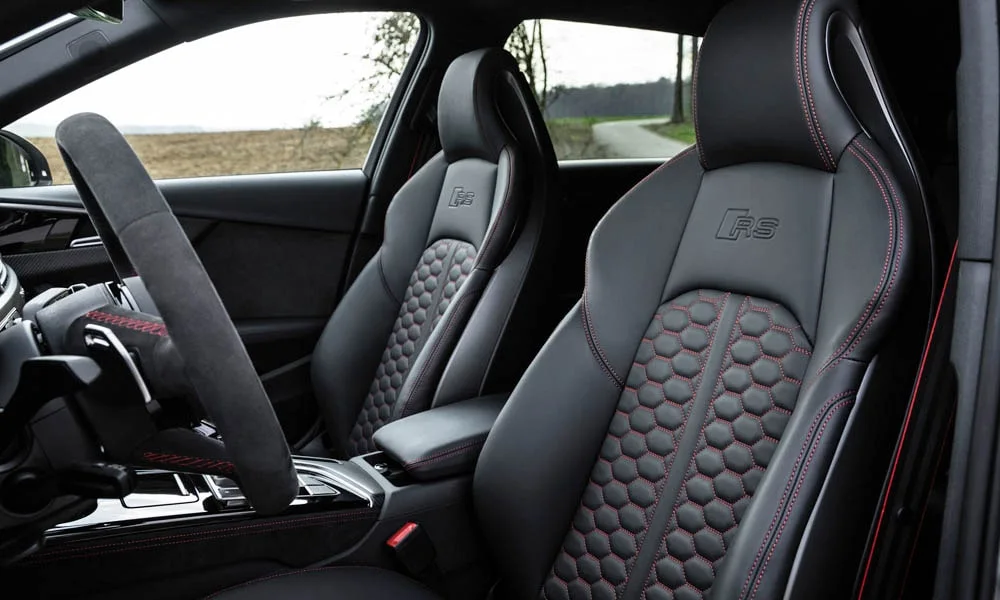 Фото Audi RS4 Avant — интерьер, фото 3. Общий план салона: архитектура панели, консоль и кресла. Уровень отделки читается по стыкам панелей и мягким поверхностям в зонах касания Audi RS4 Avant — интерьер, фото 3