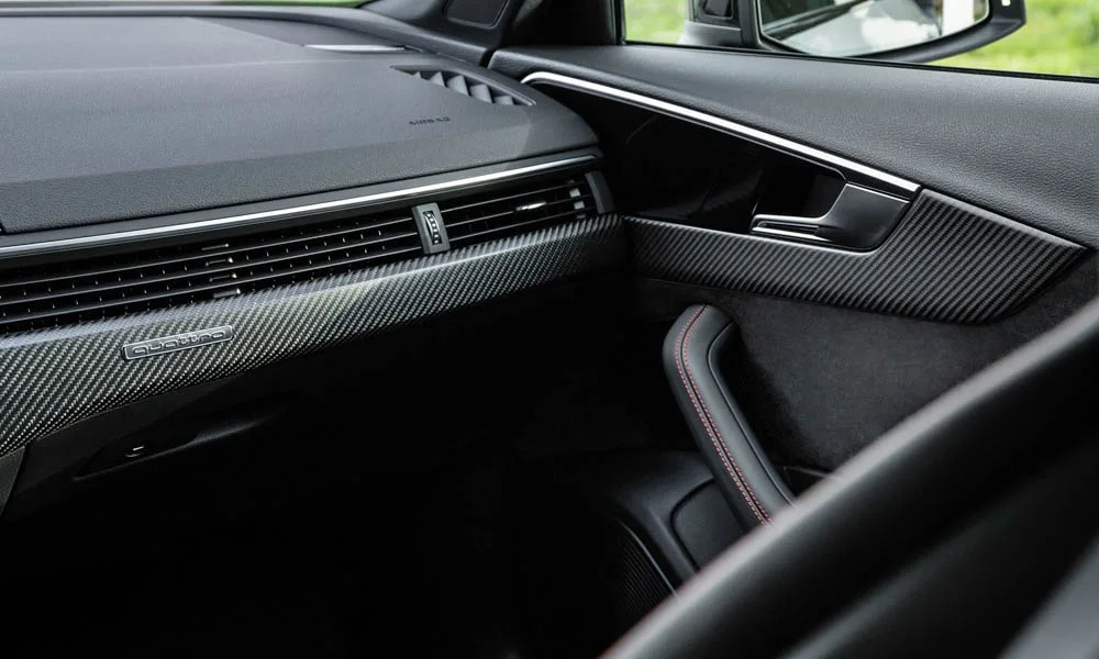 Фото Audi RS4 Avant — интерьер, фото 4. Общий план салона: архитектура панели, консоль и кресла. Уровень отделки читается по стыкам панелей и мягким поверхностям в зонах касания Audi RS4 Avant — интерьер, фото 4