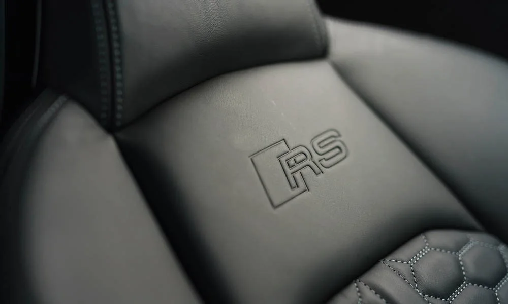 Фото Audi RS4 Avant — интерьер, фото 5. Общий план салона: архитектура панели, консоль и кресла. Светлая гамма зрительно расширяет салон, тёмная — практичнее в уходе Audi RS4 Avant — интерьер, фото 5