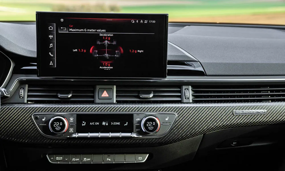 Фото Audi RS4 Avant — экран мультимедиа. Горизонтальный экран мультимедиа на передней панели. Поддержка смартфонов и обновления «по воздуху» — ключевые вопросы к медиасистеме; наличие русификации уточняйте у дилера Audi RS4 Avant — экран мультимедиа