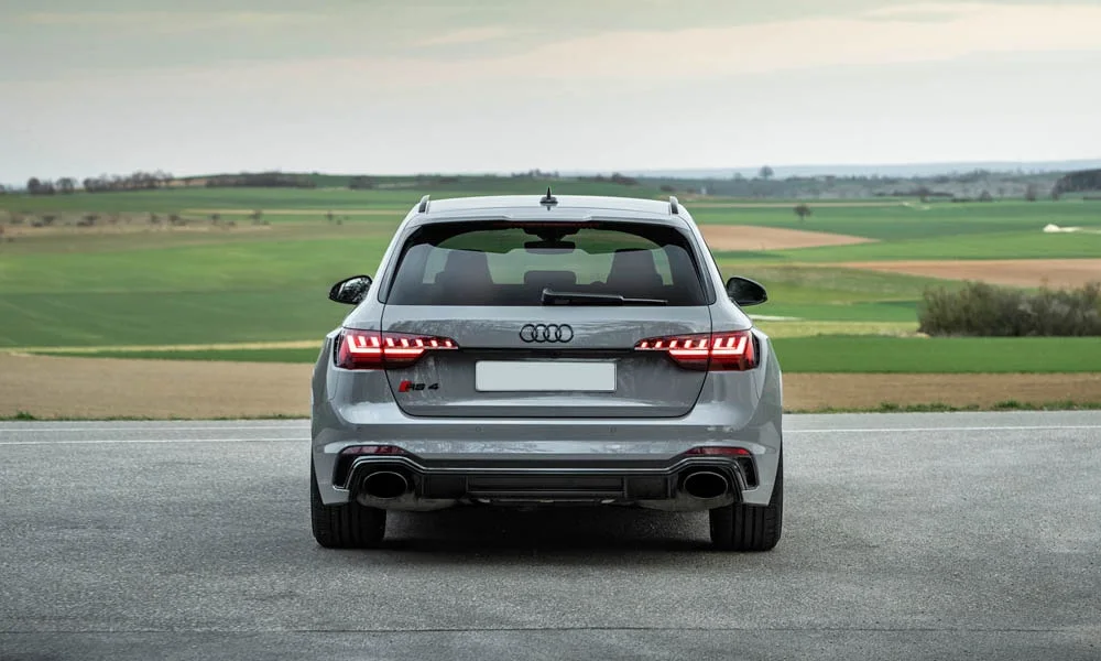 Фото Audi RS4 Avant — вид сзади, фото 4. Линия крыши, стойки и задняя дверь в сером исполнении. Светодиодная полоса или раздельные секции — задняя оптика стала главным украшением кормы Audi RS4 Avant — вид сзади, фото 4