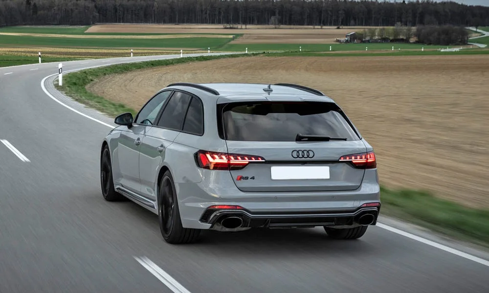 Фото Audi RS4 Avant — вид сзади, фото 5. Графика фонарей, бампер и оформление пятой двери. Светодиодная полоса или раздельные секции — задняя оптика стала главным украшением кормы Audi RS4 Avant — вид сзади, фото 5