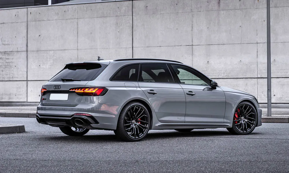 Фото Audi RS4 Avant — вид сзади, фото 6. Серый кузов сзади — фонари и бампер определяют ночной образ модели Audi RS4 Avant — вид сзади, фото 6