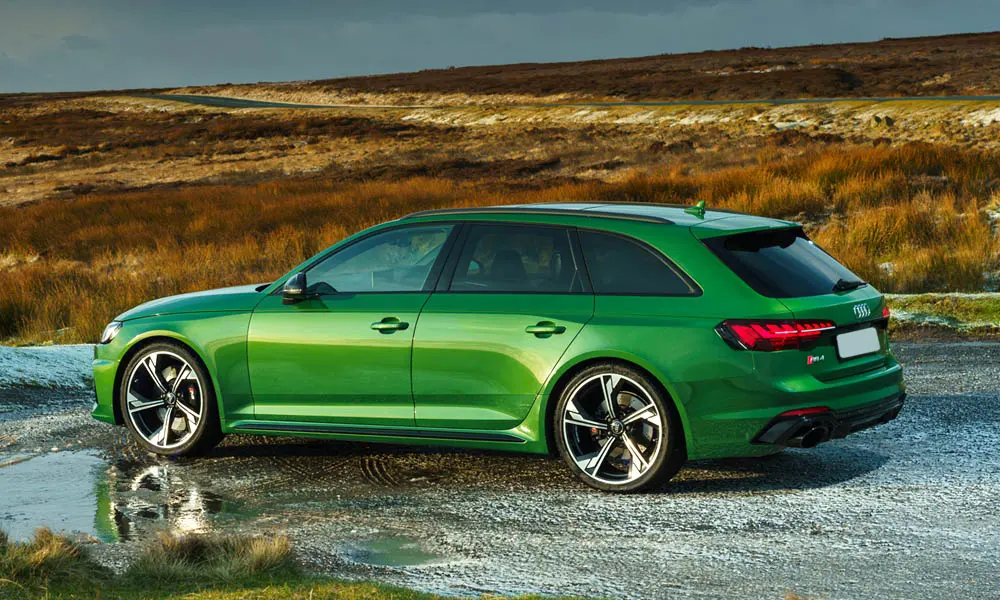 Фото Audi RS4 Avant — вид сзади, фото 7. Зелёный кузов сзади — фонари и бампер определяют ночной образ модели. Светодиодная полоса или раздельные секции — задняя оптика стала главным украшением кормы Audi RS4 Avant — вид сзади, фото 7